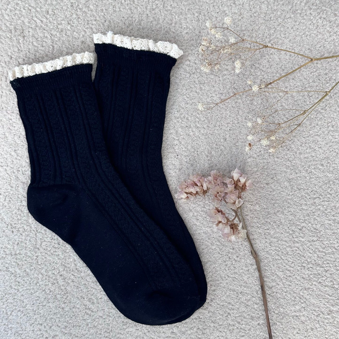 Chaussettes en maille côtelée noire avec dentelle macramé