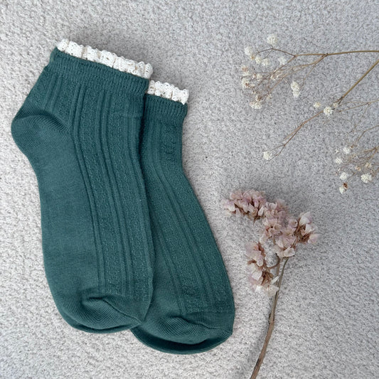 Socquettes en maille côtelée vert émeraude avec dentelle macramé