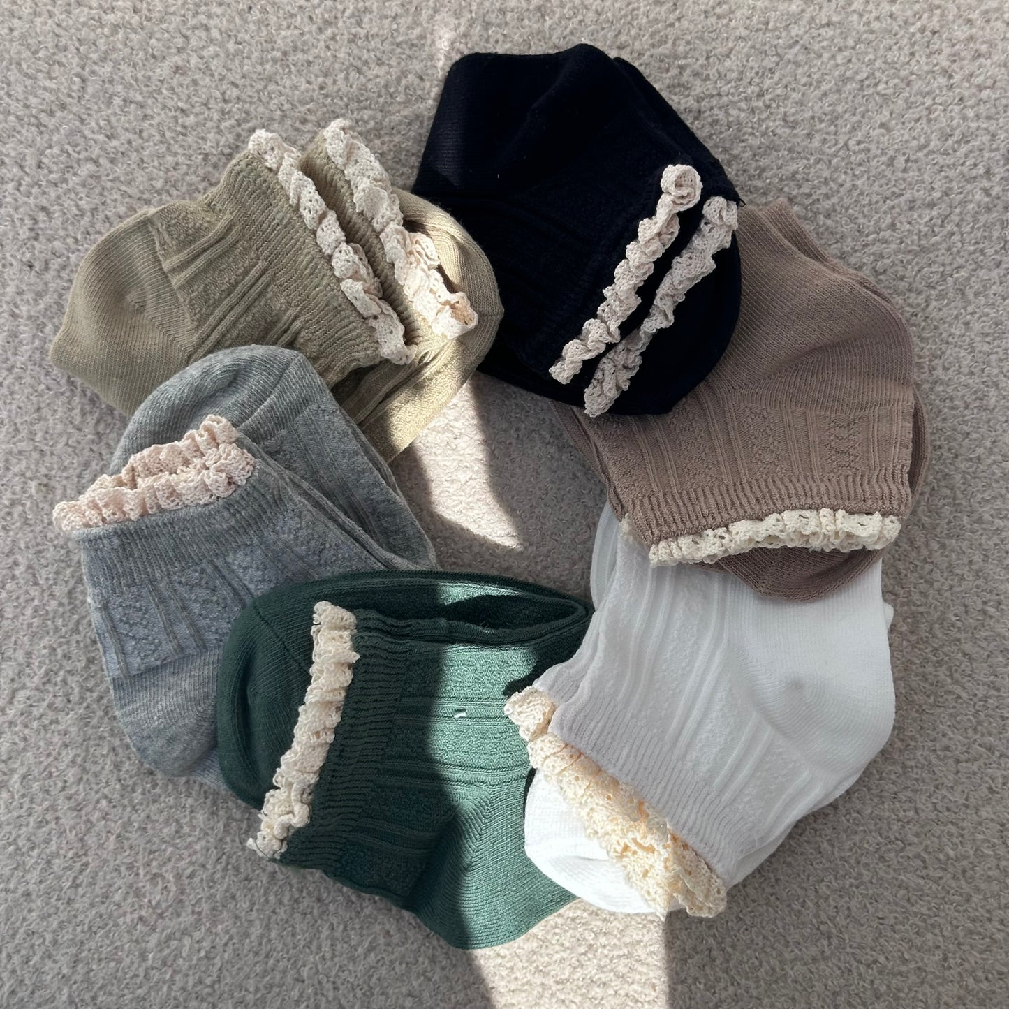 Socquettes en maille côtelée blanche avec dentelle macramé