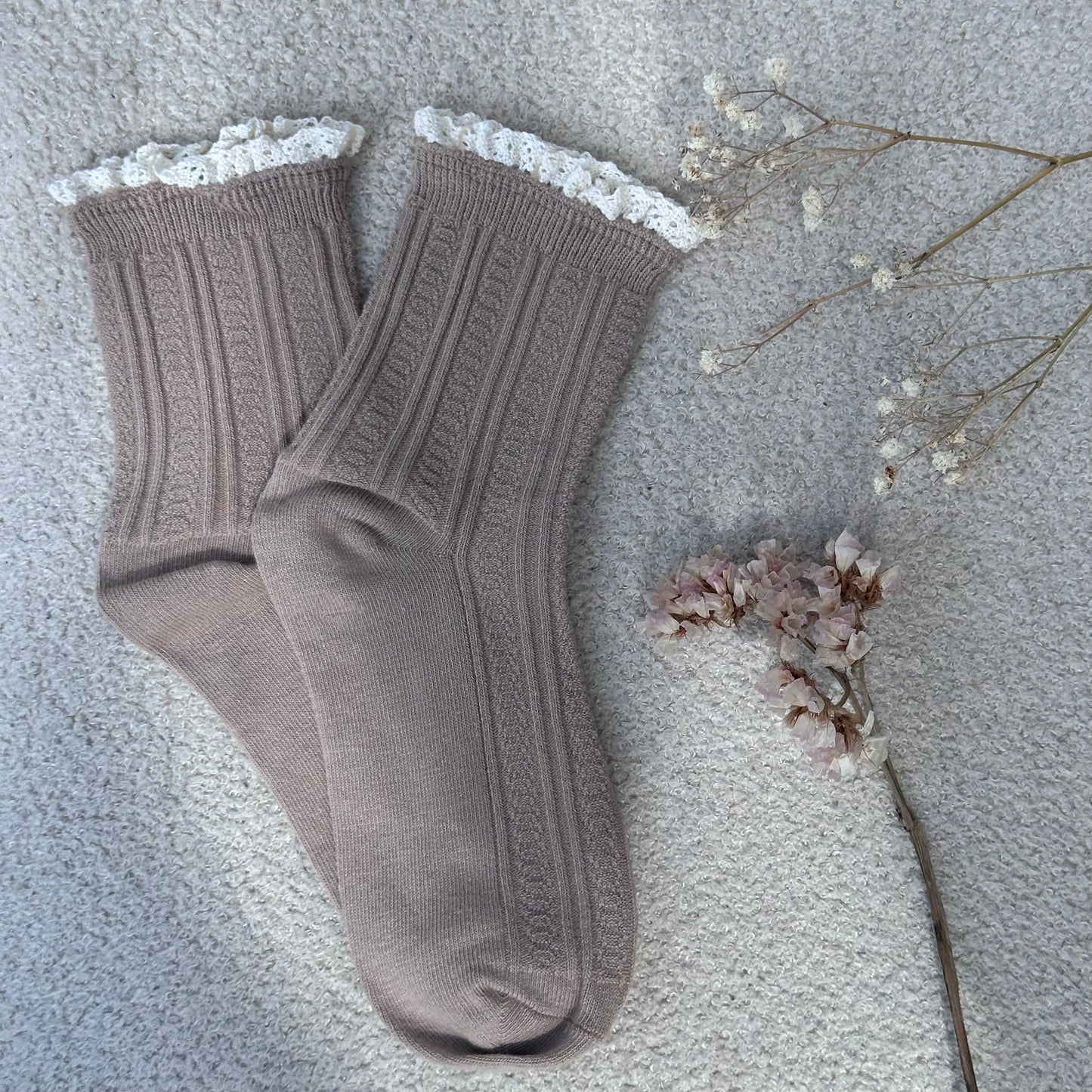 Chaussettes en maille côtelée taupe douce avec dentelle macramé