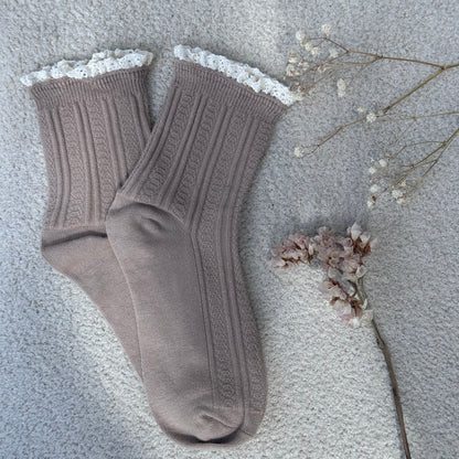 Chaussettes en maille côtelée taupe douce avec dentelle macramé