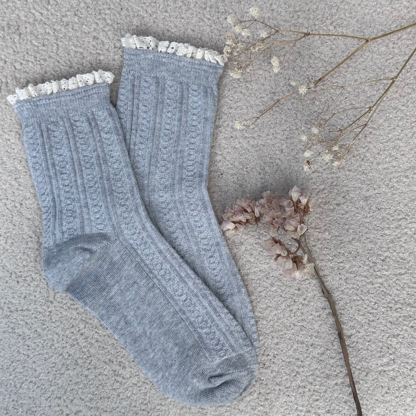 Chaussettes en maille côtelée grise avec dentelle macramé