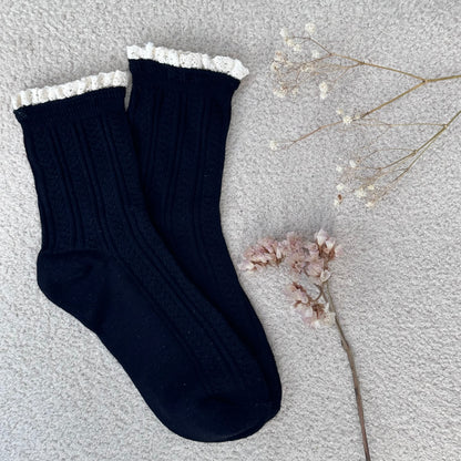 Chaussettes en maille côtelée noire avec dentelle macramé