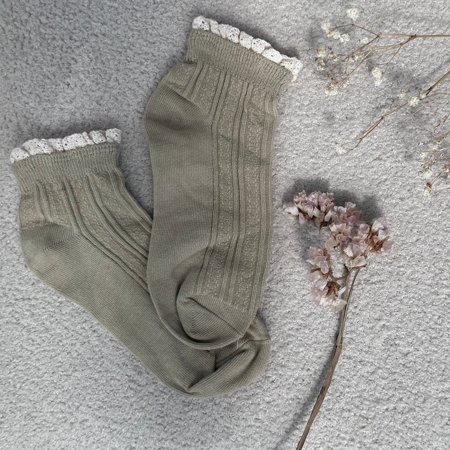Socquettes en maille côtelée verte olive avec dentelle macramé