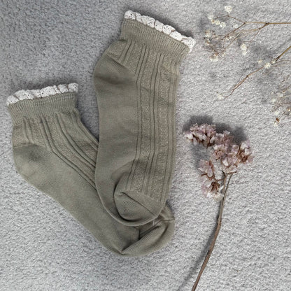 Socquettes en maille côtelée verte olive avec dentelle macramé