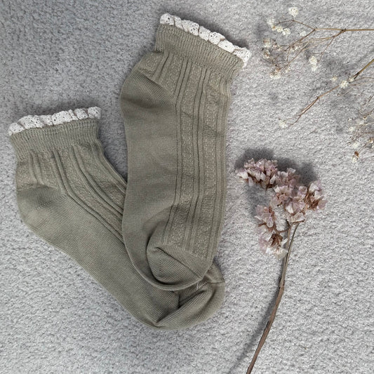Socquettes en maille côtelée verte olive avec dentelle macramé