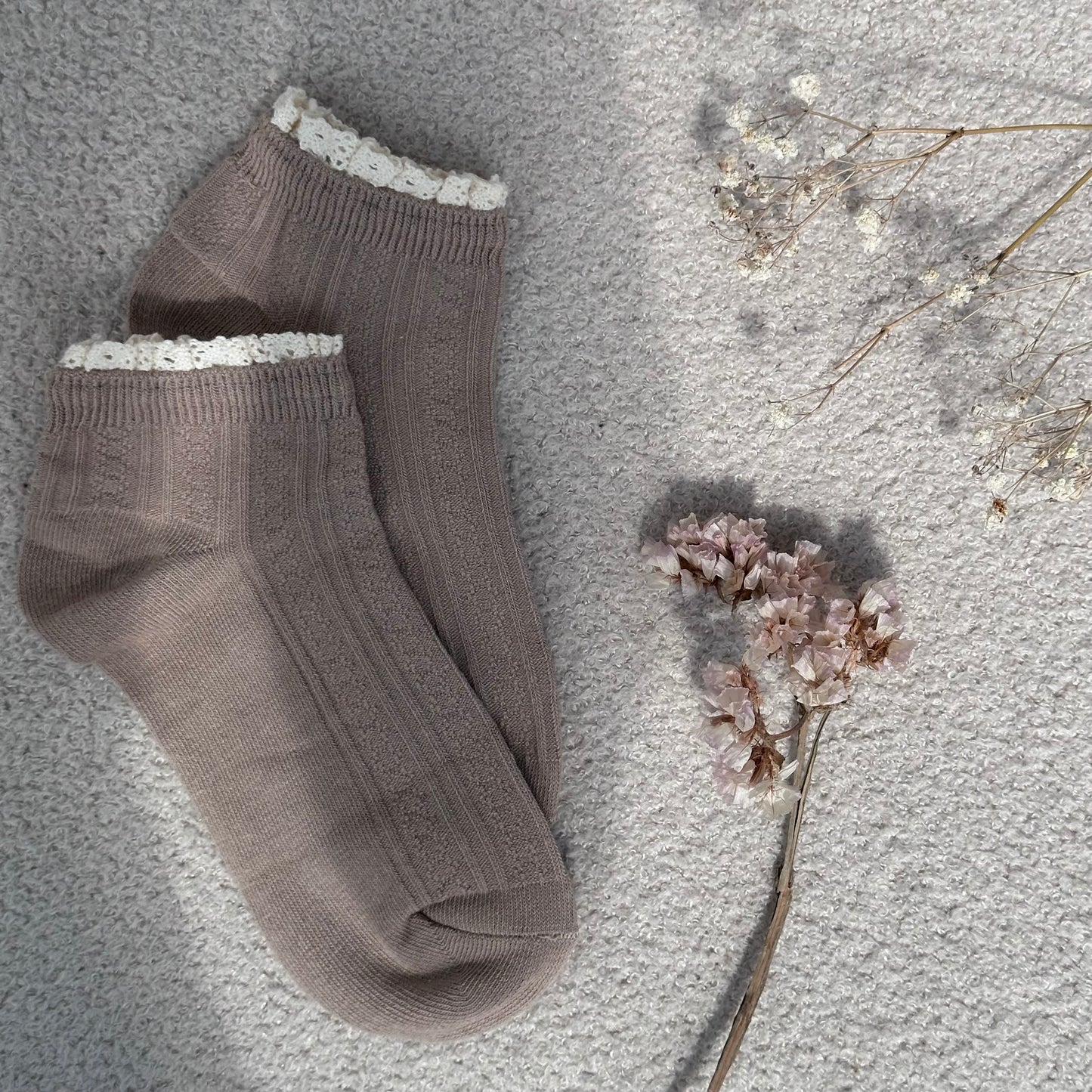 Socquettes en maille côtelée taupe douce avec dentelle macramé