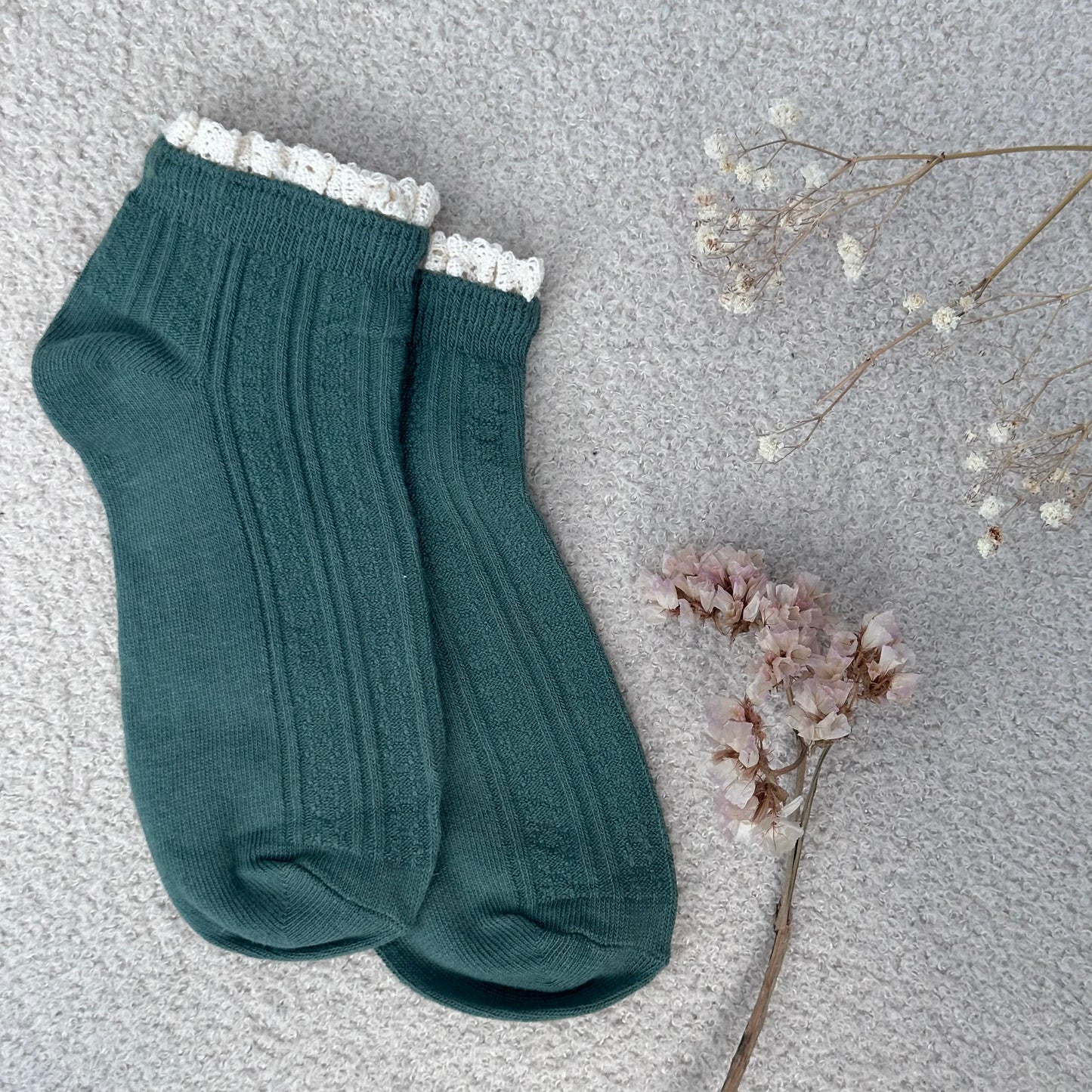 Socquettes en maille côtelée vert émeraude avec dentelle macramé