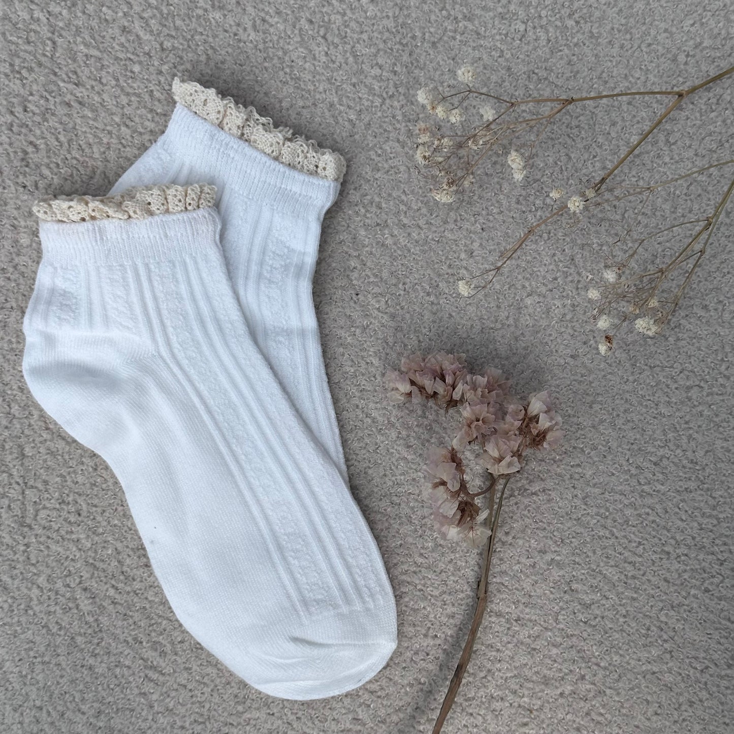 Socquettes en maille côtelée blanche avec dentelle macramé
