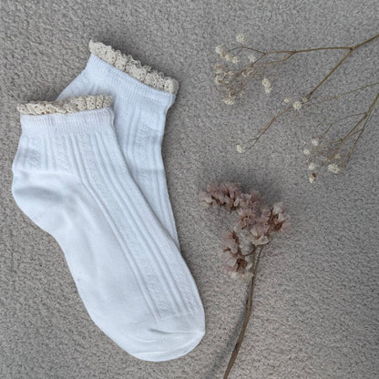 Socquettes en maille côtelée blanche avec dentelle macramé